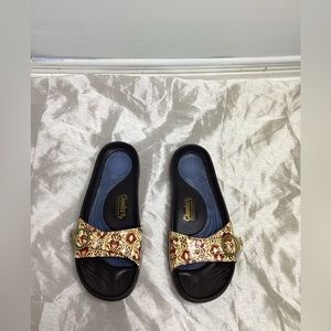 Cheeks, Tony Little sandal